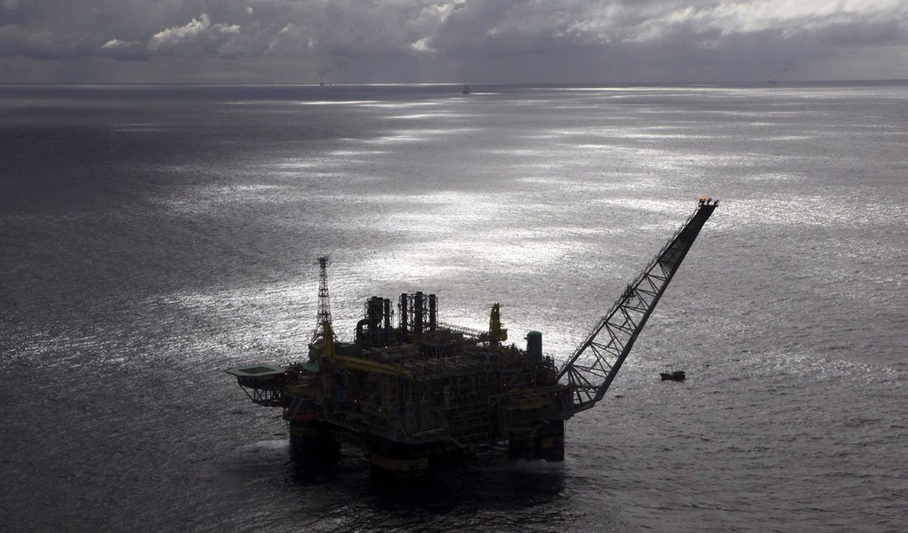 O vencedor para a exploração da área de Libra, na Bacia de Santos, foi o consórcio formado pelas empresas Petrobras (40%), Shell (20%), Total (20%), CNPC (10%) e Cnooc (10%); serão aplicados 75% dos royalties na educação e 25% na saúde