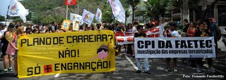 Os profissionais de educação da rede estadual estão em greve desde o dia 8 de agosto, por reivindicações como aumento salarial de 20% e melhores condições de trabalho; já os professores da rede municipal, que haviam suspendido a paralisação em 10 de setembro depois de quase um mês parados, decidiram voltar à greve em assembleia na última sexta-feira (20), porque ficaram insatisfeitos com o plano de carreiras apresentado pela prefeitura à Câmara Municipal