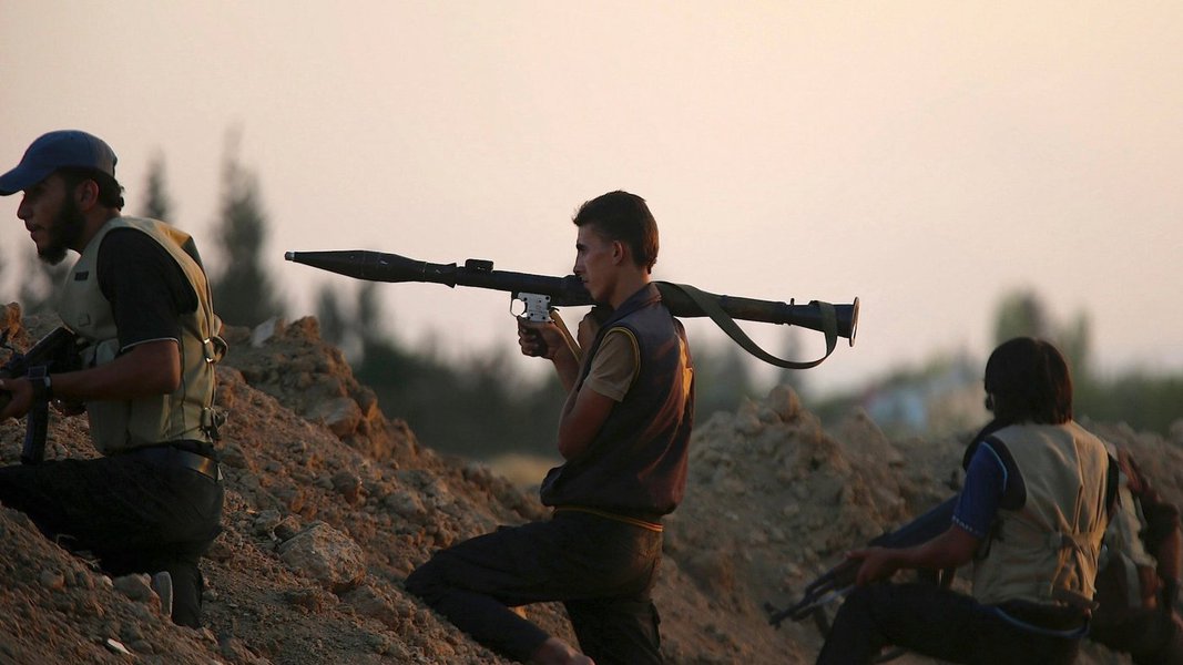 Khanaser está situada na única estrada que liga a província de Aleppo ao centro do país, utilizada pelo regime para abastecer de armas e alimentos suas forças na região. Ataque a cerca de 350 km da capital Damasco, deixou 66 mortos