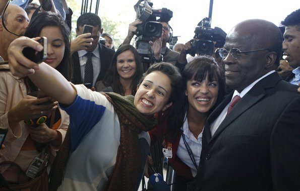 Tietado em seu último dia no Supremo Tribunal Federal, ministro diz que "sai com a alma leve" e com a sensação de "cumprimento do dever", após ser questionado sobre seu comportamento polêmico no tribunal; temperamento de Joaquim Barbosa provocou críticas de todo o setor Judiciário, incluindo advogados, juízes e os próprios colegas do STF; ao comentar a expulsão, ordenada por ele, do advogado de José Genoino da Corte, mencionou "agressões de advogados" e classificou o episódio como "uma das coisas mais chocantes desses 11 anos"; Barbosa também afirmou que não tem interesse em ingressar na política: "pouco provável"