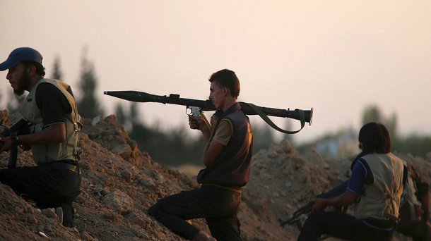 Khanaser está situada na única estrada que liga a província de Aleppo ao centro do país, utilizada pelo regime para abastecer de armas e alimentos suas forças na região. Ataque a cerca de 350 km da capital Damasco, deixou 66 mortos