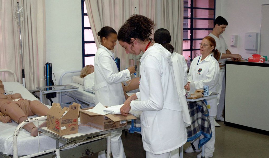 Secretaria de Saúde do DF considera medida como solução paliativa, diz que concurso público já está aprovado e que o edital sairá em breve; sindicato diz que enfermagem é 2ª maior força de trabalho do país, com 89% de mulheres, e cobra apoio de Dilma à campanha pela jornada de trabalho das 30 horas