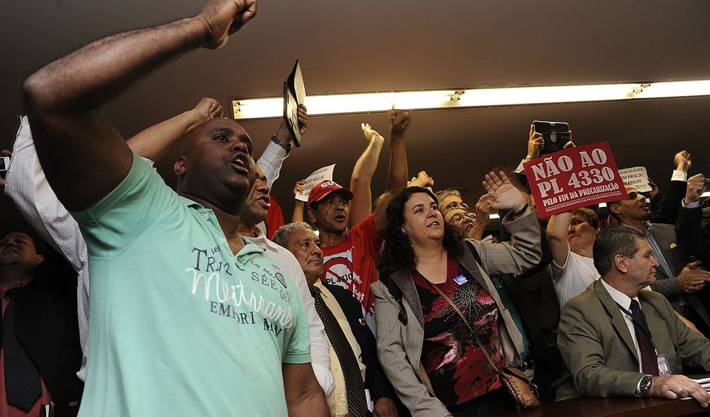 Manifestantes da Central Única dos Trabalhadores tentam invadir o Anexo 2 da Câmara dos Deputados para ter acesso à Comissão de Constituição e Justiça da Casa; a CUT é contrária a aprovação de um projeto, que regulamenta o trabalho terceirizado