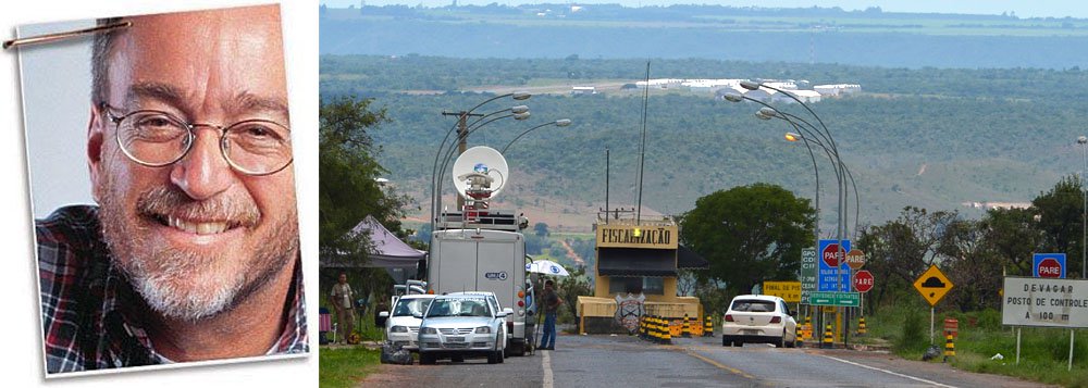 Decisão da Vara de Execuções Penais do Distrito Federal, que limita a duas horas diárias o acesso a livros na penitenciária da Papuda, é uma "violência do Estado", que deveria ser combatida pelos meios de comunicação, segundo análise do jornalista Paulo Nogueira, do Diário do Centro do Mundo. "Que idiota estabeleceu aquela regra? E por que os editores do Estadão – e todos os demais que replicaram a perda das “regalias” – não denunciaram esta violência do Estado?", questiona