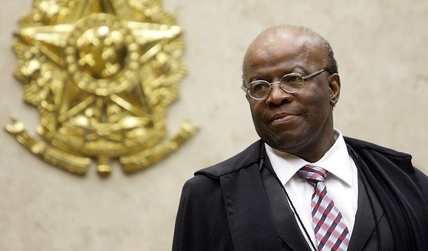 Presidente do STF reassume após férias marcadas por polêmicas; em discurso rápido e em tom amistoso com os demais magistrados, Joaquim Barbosa abriu o Ano Judiciário de 2014 e desejou "ano profícuo e muito produtivo"; em sessão solene nesta manhã, ele não citou assuntos polêmicos como o decreto de prisão para o ex-presidente da Câmara João Paulo Cunha; se limitou a exaltar ações em sua gestão no ano passado, como celeridade e redução de custos, e declarou que este ano também deverá ser marcado pela agilidade em processos de repercussão geral; população aguarda o julgamento do 'mensalão' tucano