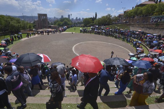 Dezenas de milhares de admiradores lotaram nesta sexta-feira um complexo governamental em Pretória para se despedir de Nelson Mandela; às 7h30 (3h30 em Brasília), 50 mil pessoas esperavam o transporte nos estacionamentos; é possível que nem todas consigam ver o corpo do líder da luta contra o apartheid