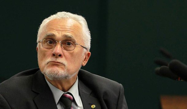 Com o pedido de prisão domiciliar negada pelo plenário do Supremo Tribunal Federal, advogados de José Genoino (PT-SP) devem apresentar nesta semana à Corte petição para antecipar a saída dele da prisão, de 25 de agosto para o fim de julho; familiares temem por sua saúde, principalmente desde a notícia de que os petistas Delúbio Soares e José Dirceu foram autorizados a trabalhar, deixando-o sozinho na cela