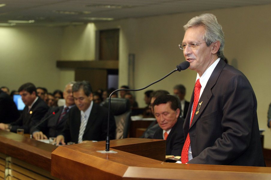 O plenipotenciário presidente do Supremo Tribunal Federal, Joaquim Barbosa, já decidiu: vai tirar das mãos do juiz da Vara de Execuções Penais do Distrito Federal, Ademar Vasconcelos, a condução das prisões da Ação Penal 470, para entregar o caso ao substituto Bruno Ribeiro. O problema: Bruno é filho de Raimundo Ribeiro (foto), ex-deputado distrital pelo PSDB, dirigente tucano no Distrito Federal e apresentador de um programa, o Tribuna Livre, onde, regularmente, ataca os réus da Ação Penal 470; presidente do STF parece decidido a matar ou morrer