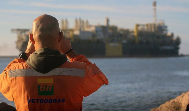 Empregados que aderirem ao Programa de Incentivo ao Desligamento Voluntário da Petrobras vão receber dez remunerações, além dos 40% do Fundo de Garantia do Tempo de Serviço (FGTS), "com piso e teto estabelecidos pela empresa"; programa deverá abranger até 8.379 petroleiros, dos quais 6.879 já estão aposentados