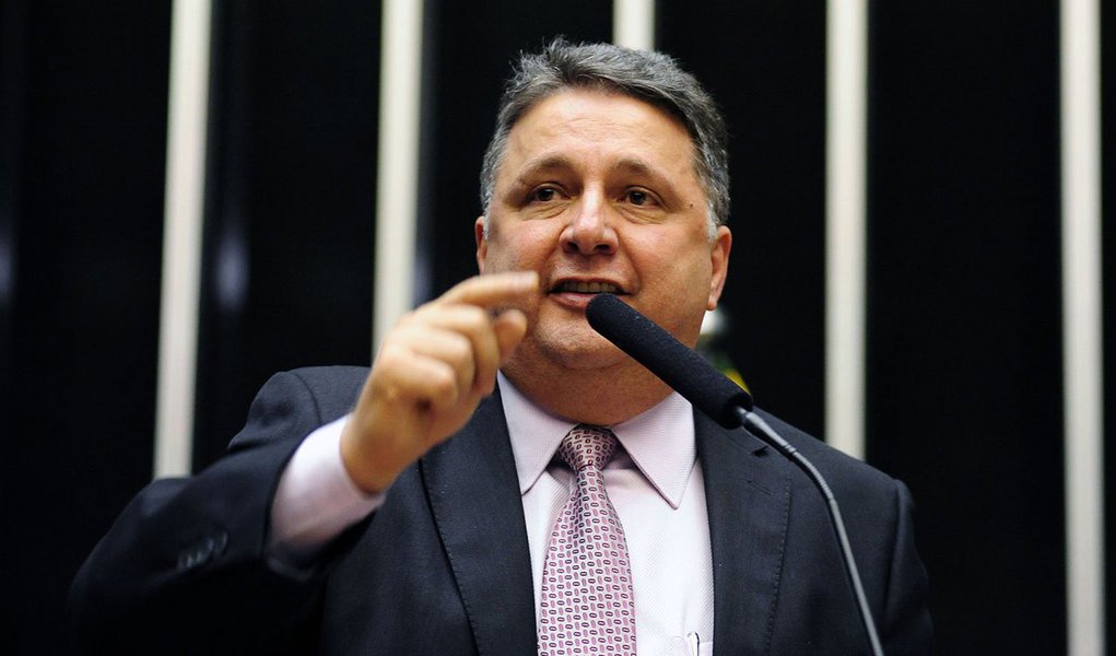 O juiz titular da 31ª Vara Criminal, Roberto Câmara Lacé Brandão concedeu salvo conduto para que Anderson Harry Grutzmacher, denunciante da trama montada pelo PMDB e PT com o apoio do Globo para atingir Garotinho, não precise comparecer novamente à Delegacia de Crimes de Informática; a informação é do Blog do Garotinho; o rapaz sofreu ameaças de retaliação, para não revelar o esquema; o juiz determinou, também, que o Ministério Público apure a conduta "apontada como coatora" dos policiais que intimidaram Anderson