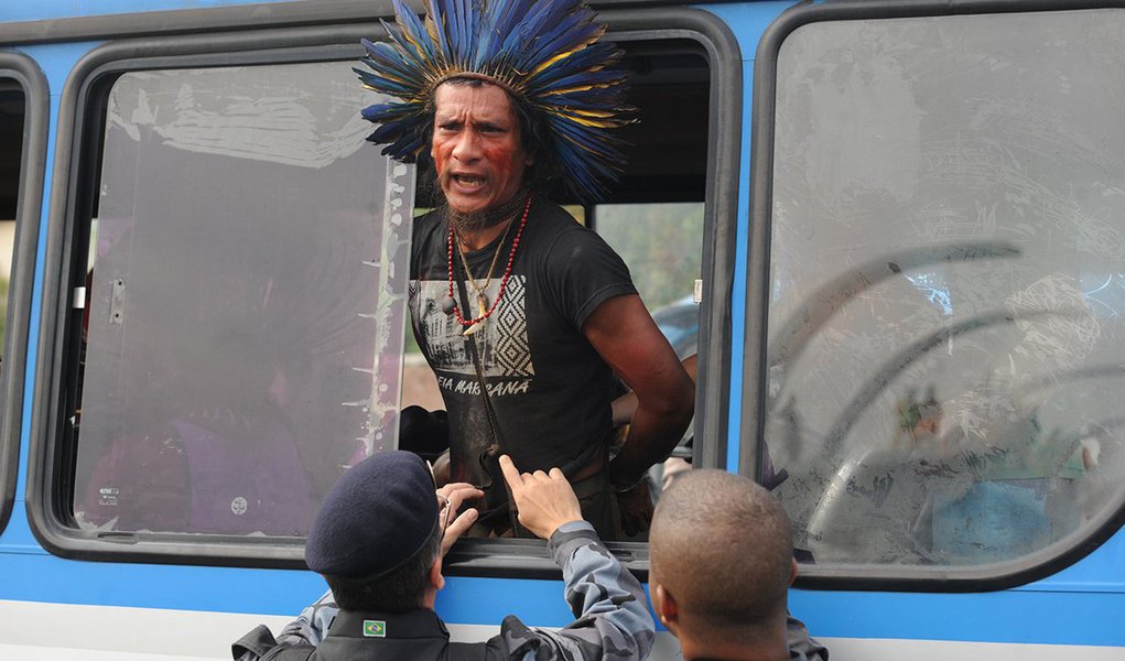 Grupo de 24 manifestantes retirado do antigo Museu do Índio será autuado por resistência (quando há violência ou ameaça a servidor encarregado de cumprir a lei), disse o delegado da 18ª Delegacia de Polícia (Praça da Bandeira), Fábio Barucke; os manifestantes foram ouvidos, liberados e devem receber penas alternativas no Juizado Especial Criminal