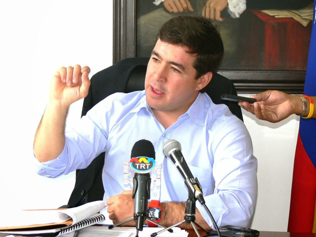 Tribunal Supremo de Justiça do país expediu ordem de prisão contra Daniel Ceballos, prefeito de San Cristóbal, capital do estado de Táchira, sob acusação de incitar uma rebelião civil e a violência; a cidade de Ceballos foi onde começaram os protestos estudantis no país; prefeito de San Diego, Vicente Scarano Spisso, também recebeu ordem de prisão; ambos são opositores ao governo de Nicolás Maduro