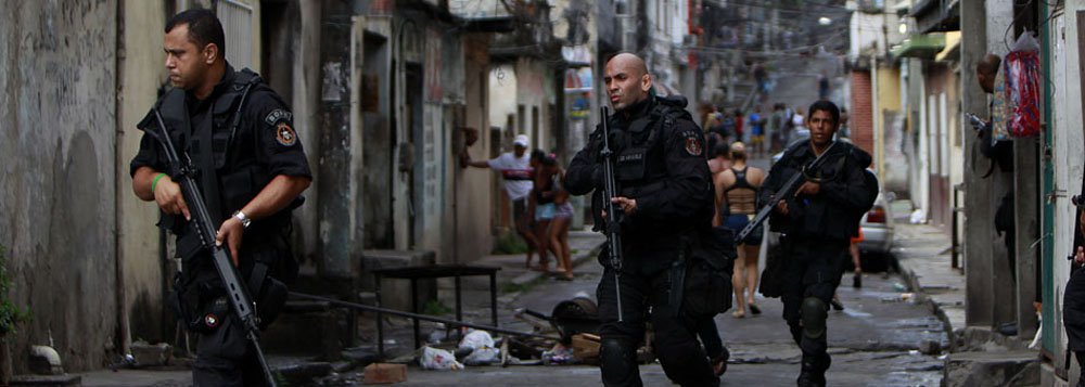 BOPE entra na Vila Cruzeiro a procura dos traficantes do Comando Vermelho, RJ. 26/11/2010. Foto: Felipe Dana/AP