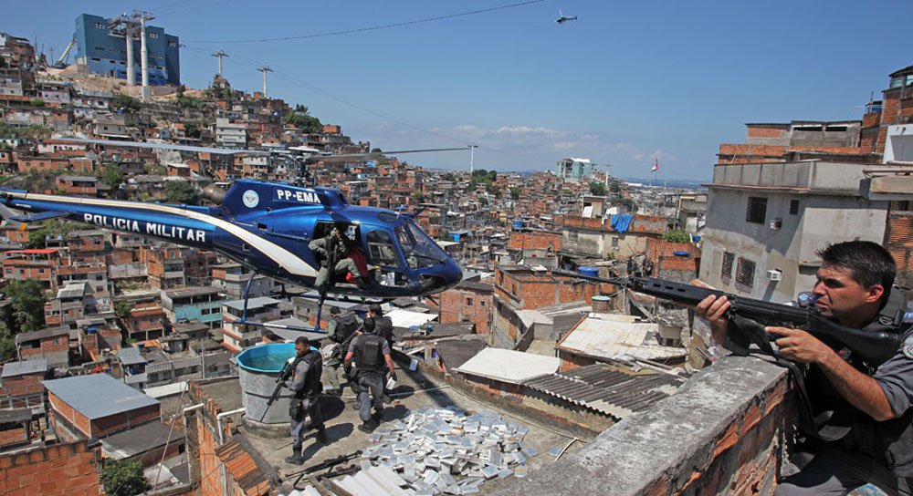 Movimentação de policiais durante a invasão da favela da Grota no Complexo do Alemão. 28/11/2010. Foto: Wilton Júnior/AE
