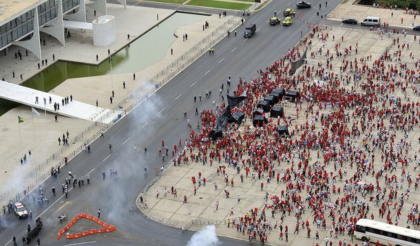Integrantes do Movimento e a polícia entraram em confronto na Praça dos Três Poderes, em Brasília; de acordo com a Polícia Militar do Distrito Federal, 30 policiais foram feridos, sendo oito gravemente, ao serem atingidos por pedras, pedaços de pau e barras de ferro; do lado do MST, foram 12 manifestantes; protesto reuniu mais de 15 mil pessoas