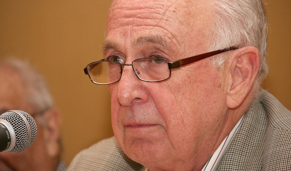 "Sem alarde, sem discursos ideológicos, o que vemos é o abandono do liberalismo econômico e o fortalecimento do desenvolvimentismo. Em lugar do agressivo laissez faire neoliberal, os Estados voltam a se preocupar em defender suas empresas e promover o desenvolvimento", diz o cientista político