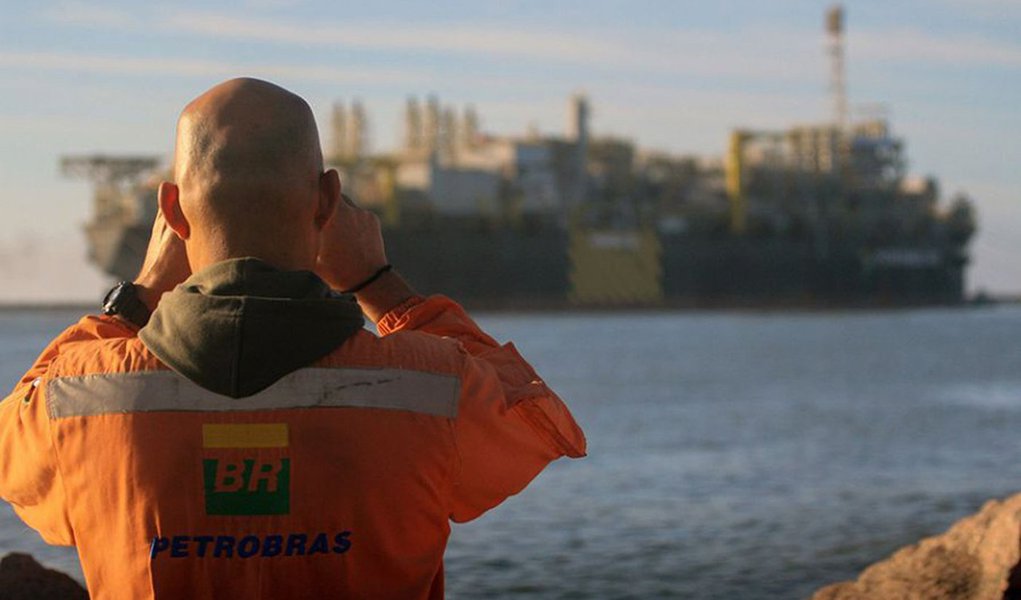 Empregados que aderirem ao Programa de Incentivo ao Desligamento Voluntário da Petrobras vão receber dez remunerações, além dos 40% do Fundo de Garantia do Tempo de Serviço (FGTS), "com piso e teto estabelecidos pela empresa"; programa deverá abranger até 8.379 petroleiros, dos quais 6.879 já estão aposentados