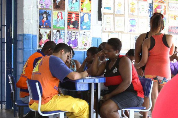 Depois de três dias sem aula, as escolas da rede municipal de ensino de Macaé, no norte fluminense, retornaram as atividades nesta quinta-feira (5); as aulas foram suspensas por causa da forte chuva que atingiu a cidade; a prefeitura informou, em nota, que 99 pessoas estão desabrigadas; uma criança de 6 anos morreu, vítima de um deslizamento