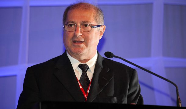 Concorrência pela faixa de 700 MHz, prevista para ocorrer em agosto, vai ser divulgada em Nova York e em Londres entre os dias 23 e 26 de junho, ministro das Comunicações, Paulo Bernardo, lidera a comitiva que conta com integrantes do Ministério das Comunicações e da Anatel; frequência possibilita cobertura de grandes áreas com o uso de menos antenas, o que permite levar os serviços de telecomunicações inclusive às áreas rurais, a um custo menor