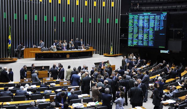 Projeto, apresentado originalmente pelo governo, fixa novo indexador para corrigir os encargos das dívidas estaduais e municipais com a União: troca o Índice Geral de Preços - Disponibilidade Interna (IGP-DI) mais juros de 6% a 9% ao ano pelo Índice Nacional de Preços ao Consumidor Amplo (IPCA), mais juros anuais de 4%, não podendo o total ultrapassar a taxa Selic
