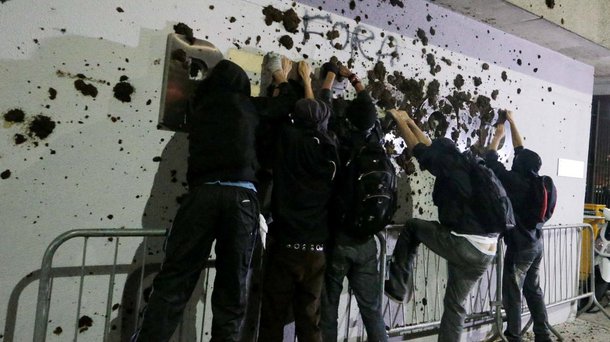 Em texto postado neste domingo, o Levante Popular da Juventude explica sua manifestação contra o grupo de mídia dos Marinho. Segundo os jovens, a Globo é antidemocrática, manipuladora, golpista e hipócrita. "Jogamos merda na Globo porque ela joga merda na gente. A Globo contribui decisivamente para a formação de um visão de mundo conservadora, alienada e discriminadora", diz o manifesto; leia a íntegra