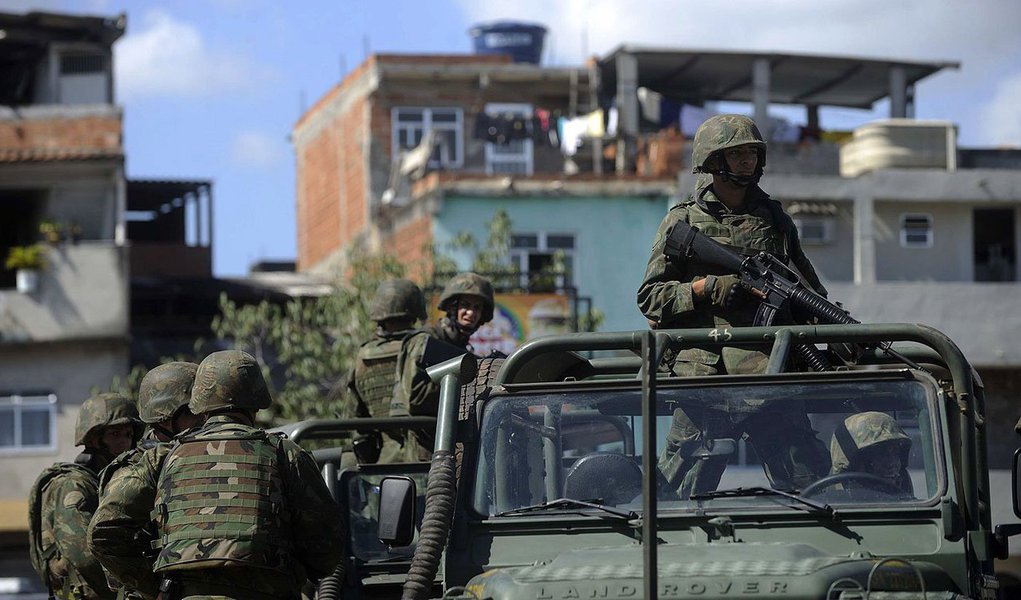 Na manhã deste sábado, um homem identificado como Jeferson, 20, morreu durante troca de tiros na comunidade Vila Pinheiro e moradores fizeram protestos no local; é a primeira morte na comunidade desde a chegada das Forças Armadas à região; de acordo com a Força de Pacificação, por volta das 8h, dois homens tentaram fugir de uma patrulha motorizada. Em seguida, eles foram abordados e começaram a atirar e os militares revidaram