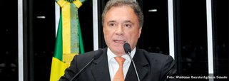 O senador tucano voltou a criticar a política do governo brasileiro de concessões de crédito para "ditaduras mundo afora";o parlamentar citou como exemplo uma linha de crédito de US$ 98 milhões do BNDES destinada ao Zimbábue, país africano liderado há 33 anos pelo presidente Robert Mugabe 