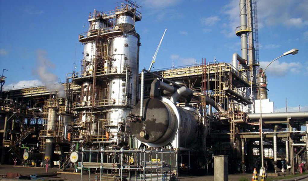 Explosão aconteceu na manhã desta quinta-feira, deixando um operário ferido; segundo informou o diretor do Sindicato dos Petroleiros de Duque de Caxias (Sindipetro Caxias), Simão Zanardi, a produção não foi afetada