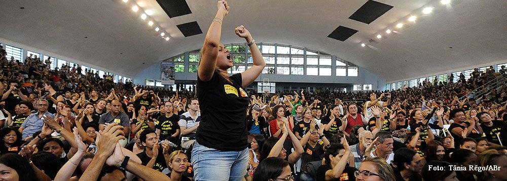 Em meio á greve dos professores municipais do Rio, iniciada no dia 8 de agosto, a prefeitura da capital fluminense enviou cerca de 4,2 mil telegramas para os profissionais da educação, alertando os educadores para o risco de demissão; já foram emitidas 1,8 mil cartas para os servidores efetivos e outras 2,7 mil para os funcionários que trabalham em estágio probatório