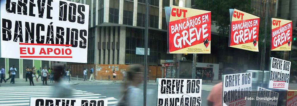 "Os bancos estão há 20 dias calados, intransigentes, sem negociar com os bancários, desrespeitando a categoria e a sociedade. Vamos fortalecer ainda mais o movimento, ampliar ainda mais as paralisações, para forçar a reabertura das negociações visando a conquistar uma proposta decente , com aumento real de salário”, disse Carlos Cordeiro, presidente da Confederação Nacional dos Trabalhadores do Ramo Financeiro