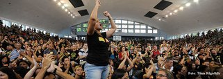 Em meio á greve dos professores municipais do Rio, iniciada no dia 8 de agosto, a prefeitura da capital fluminense enviou cerca de 4,2 mil telegramas para os profissionais da educação, alertando os educadores para o risco de demissão; já foram emitidas 1,8 mil cartas para os servidores efetivos e outras 2,7 mil para os funcionários que trabalham em estágio probatório