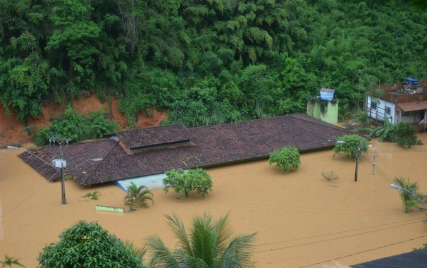 As vítimas das chuvas que castigam o Espírito Santo desde o início do mês têm o sofrimento amenizado pela solidariedade de conterrâneos e de pessoas de todo o país dispostas a ajudar de alguma forma; ajuda vem acontecendo por meio de doação de alimentos, roupas, dinheiro e de orações de gente que deseja ver diminuída a dor das famílias dos 17 mortos que já são registrados até então e das mais de 47 mil pessoas que tiveram de deixar suas casas e estão abrigadas em igrejas, escolas públicas, galpões e em casas de parentes que não foram afetados pelo maior desastre natural dos últimos 90 anos no estado