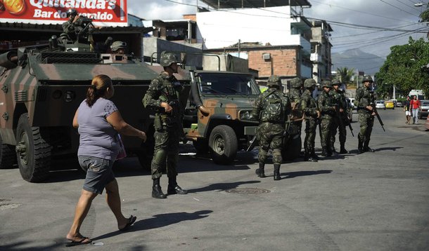Militares da Força de Pacificação da Maré entraram em confronto com criminosos nas proximidades do Centro Integrado de Educação Pública (CIEP) Elis Regina, na zona norte do Rio; em nota, a Força de Pacificação esclarece que a confusão começou depois que uma tropa que fazia patrulhamento na região foi hostilizada por "um grande número de populares que arremessou sobre a tropa pedaços de pau e de tijolos, pedras, garrafas e artefatos explosivos, conhecidos popularmente como 'cabeção de nego'"