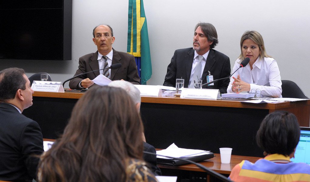 A relatora da Comissão Parlamentar de Inquérito (CPI) do Tráfico de Pessoas, deputada Flávia Morais (PDT-GO), disse que a alteração no Código Penal para aumentar a pena para os responsáveis pelas diferentes modalidades de tráfico de pessoas é o grande legado da comissão; relatório, apresentado na semana passada, foi aprovado nesta terça (20), por unanimidade, e pede o indiciamento de oito pessoas pelo envolvimento com este tipo de crime