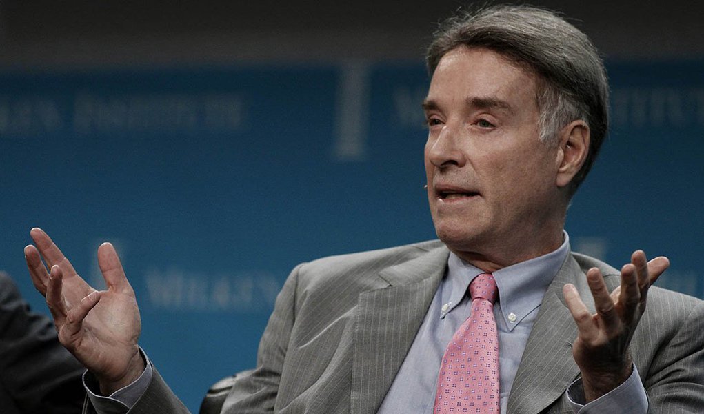 Há relatos de que a OGX estaria considerando pedir recuperação judicial devido ao caixa apertado e insuficiente para avançar rumo à produção em campos de petróleo no mar e gerar fluxo de caixa para pagar dívidas e financiar a expansão; a petroleira tem participação em blocos de exploração e produção nas bacias de Campos e Santos, além do litoral do Nordeste