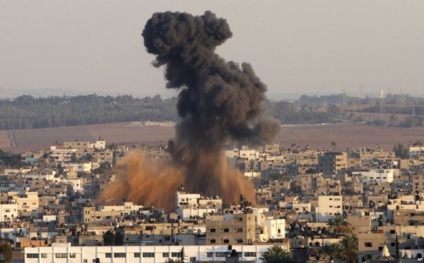 Israel colocou neste sábado a sua oitava bateria antimísseis em operação para defender suas cidades de ataques mais longos do que o esperado por parte de militantes em Gaza, ao mesmo tempo em que os militares israelenses bombardearam posições no enclave palestino pelo quinto dia seguido, matando 15 pessoas, segundo médicos; conflito já matou 121 pessoas na Faixa da Gaza desde terça