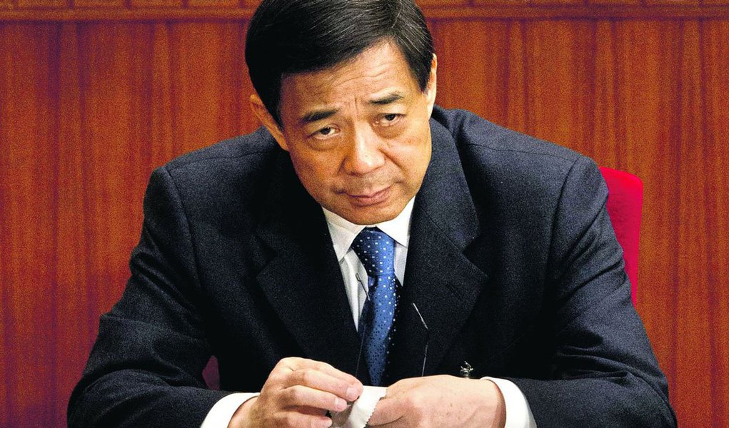 O ex-chefe do Partido Comunista na cidade de Chongqing, de 64 anos, é acusado de ter recebido subornos de quase 27 milhões de iuanes (4,41 milhões de dólares), além de cometer corrupção ativa e abuso de poder. É quase certo que ele será condenado