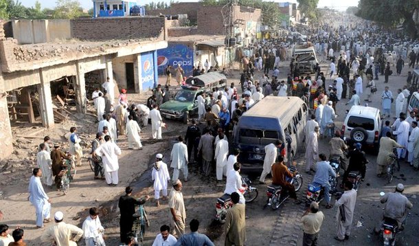 Segundo a polícia paquistanesa, homens armados tentaram auxiliar um amigo que comparecia a um tribunal de Islamabad. Em seguira abriram abriram fogo e dois deles detonaram os explosivos que carregavam em seus cinturões; o hospital para onde as vítimas foram transportadas declarou que metade dos feridos estavam em estado crítico