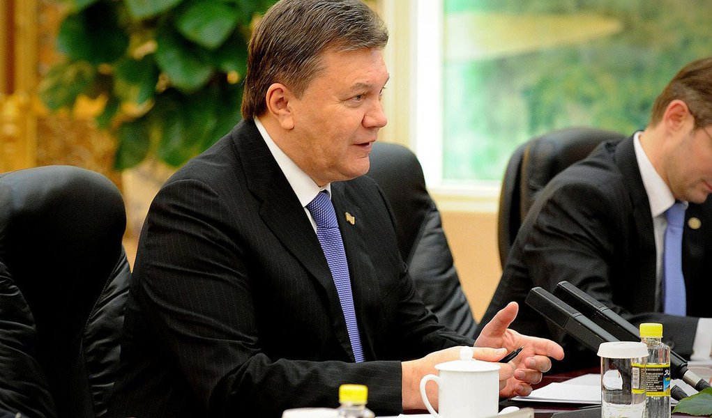 Víktor Yanukóvich diz estar disposto a convocar eleições caso não houver acordo para superar a crise política; protestos em Kiev começaram há dois meses depois de o governo ter adiado a assinatura de um acordo de associação com a União Europeia, que estava previsto para o final de novembro do ano passado; a maioria parlamentar aprovou um conjunto de leis para restringir o direito de reunião e outras liberdades civis