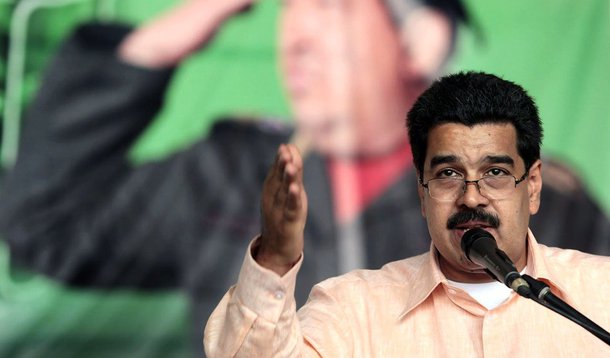 "Recebi as cartas de todos os ministros pondo o seu cargo à disposição para facilitar a renovação do governo neste ano que se inicia", anunciou o presidente da Venezuela na sua conta no Twitter; atual equipe tomou posse em 22 de abril de 2012, alguns dias depois das eleições presidenciais