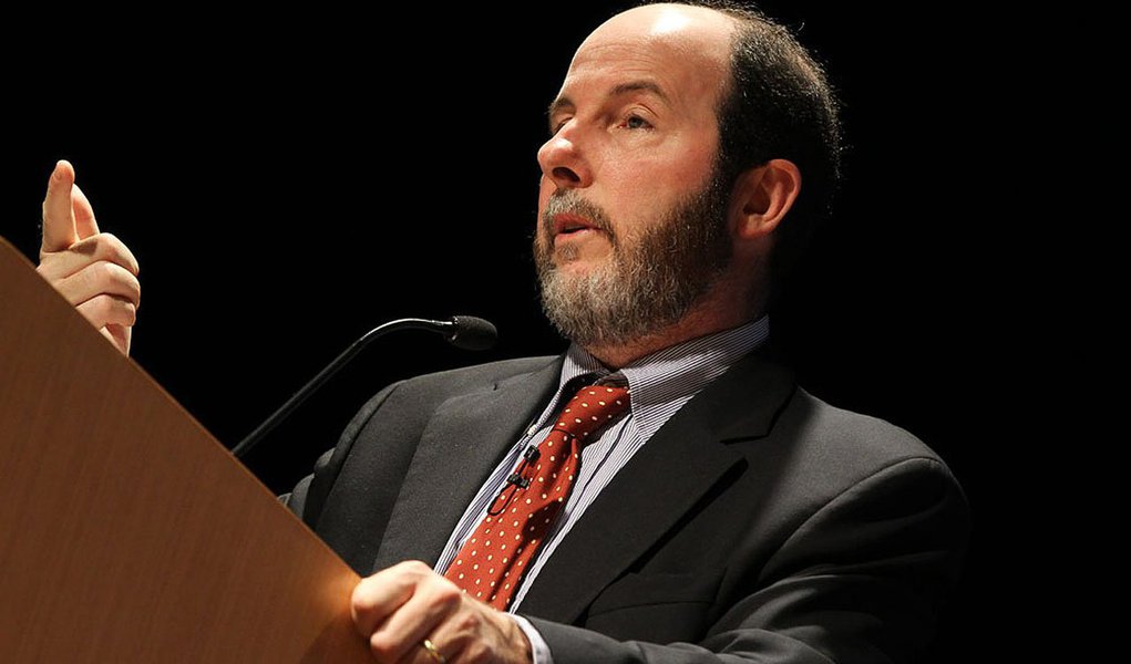 Ex-presidente do Banco Central Armínio Fraga criticou a atual política macroeconômica, gerida pelo ministro Guido Mantega: "Os problemas de hoje vêm desde o segundo mandato do presidente Lula quando se abandonou um modelo mais equilibrado na direção do que se chama hoje de nova matriz, com política macro mais frouxa, muito foco no consumo e pouco foco na produtividade em geral”