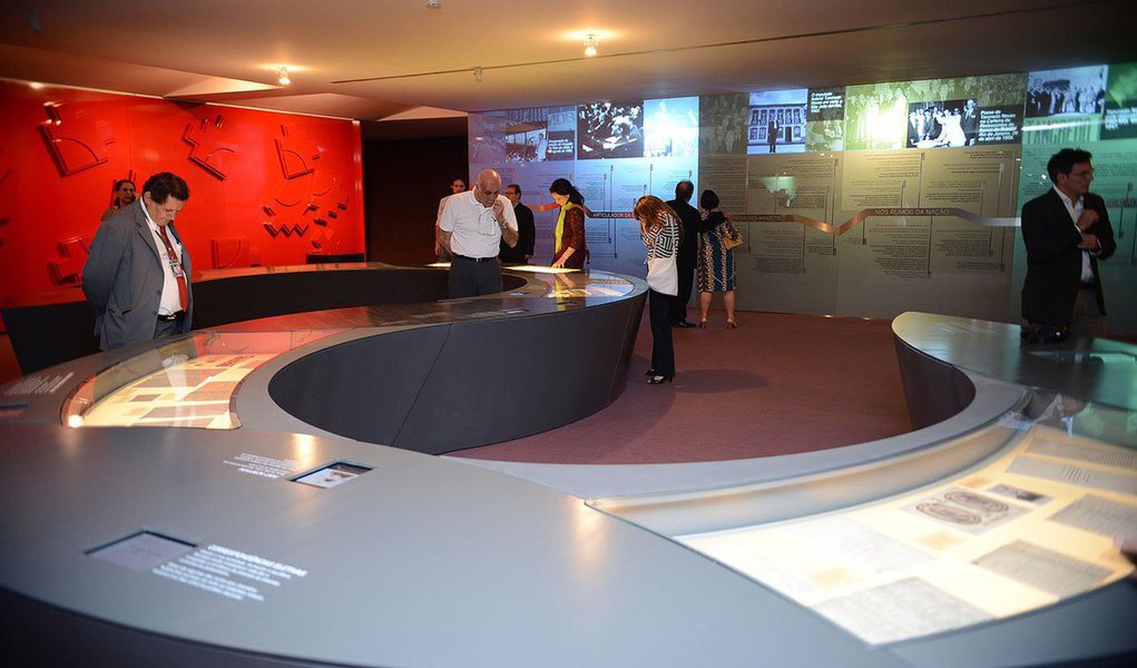 Contando a trajetória do político mineiro, primeiro presidente eleito após a ditadura militar, a exposição conduz o visitante aos principais episódios da história política do país, tendo Tancredo como fio condutor; desde Getúlio Vargas, passando por João Goulart, o golpe militar e a recondução do país à democracia