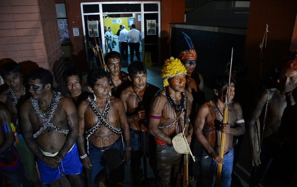 Em 2013, o assassinato de índios e a ocupação de fazendas por comunidades indígenas que reclamam o direito à parte das terras antes ocupadas por seus povos voltaram a atrair a atenção de brasileiros e da imprensa internacional para a questão indígena e os conflitos fundiários; relembre, em reportagem da Agência Brasil, os principais fatos relacionados ao tema