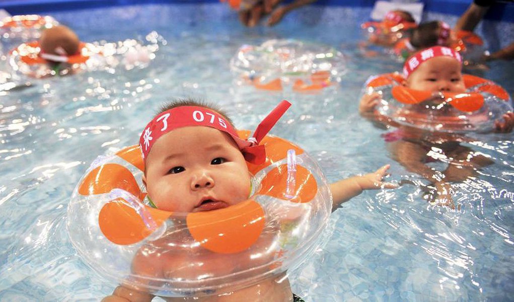 Os casais poderão ter dois filhos, caso um dos pais seja filho único; anteriormente, o segundo filho só era permitido se ambos os pais fossem filhos únicos; pacote de reformas também fará a China abolir o sistema de campo de trabalho e reduzir o número de crimes sujeitos à pena de morte