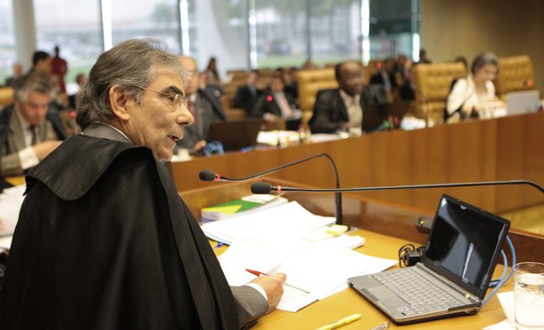 Ex-presidente do Supremo Tribunal Federal, Carlos Ayres Britto, foi sondado pela ex-senadora Marina Silva para se filiar à Rede Sustentabilidade, ainda não criada, e para concorrer a um cargo pelo partido; pode ser até o governo do Distrito Federal, em 2014; o problema é que a migração de juízes do STF para a política desmoralizaria de vez o julgamento da Ação Penal 470; afinal, será que tudo foi feito para isso?