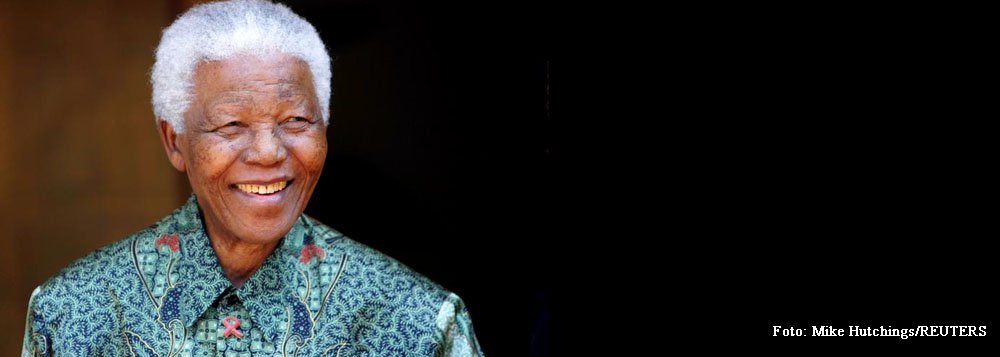 "Estava sentado e olhando em volta. Fizemos-lhe companhia", acrescentou Mbuso Mandela, o neto do líder da luta contra o apartheid. Mbuso destacou que o avô está "animado" e que não passa todo o dia deitado