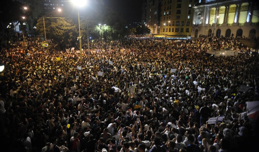 Alana Gandra conquistou o prêmio com a reportagem "Desmotivação dos jovens em relação à política é tendência mundial, analisa cientista político"; o anúncio foi feito nesta terça-feira pelo TRE, que escolheu as matérias jornalísticas que melhor contribuíram para a compreensão da importância do voto e do processo eleitoral em 2012, no Rio de Janeiro