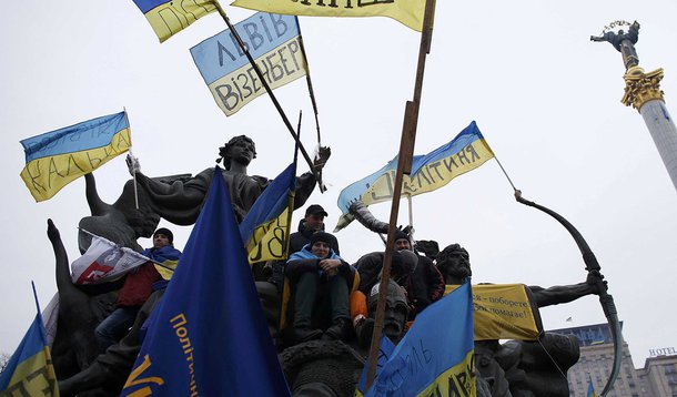 Manifestantes estão concentrados na Praça da Independência, em Kiev, capital da Ucrânia, em resposta ao apelo da oposição para uma manifestação contra o presidente Viktor Yanukovich e sua decisão de privilegiar aproximação com a Rússia em detrimento da integração europeia; com bandeiras e cachecóis com as cores da Ucrânia e da União Europeia, os manifestantes começaram a concentração cedo, apesar da baixa temperatura