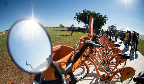 Brasília ganha 10 pontos de compartilhamento de bicicletas; solução já adotada em outras cidades estará à disposição dos usuários todos os dias da semana, das 6h às 24h, ao custo de R$ 10 por ano. A ação também conta com aplicativo que oferece informações e promove interação entre os ciclistas. DF tem a maior malha cicloviária do país