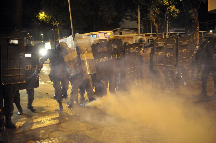 Por conta de mais uma noite marcada por conflitos entre policiais militares e manifestantes no Rio, o diretor do Departamento Geral de Polícia da Capital, delegado Ricardo Dominguez, compareceu à 9ªDP (Catete) para apurar o caso e tomar as devidas providências, se for necessário; 29 pessoas foram detidas, mas todas liberadas; quatro ficaram feridas; dois bancos e um ponto de ônibus foram depredados